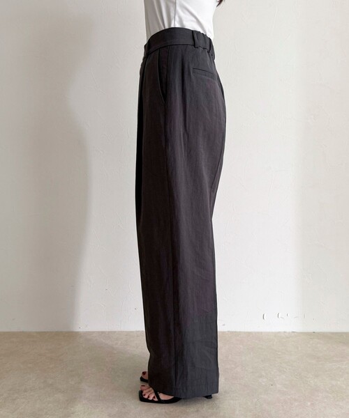 fredy emue（フレディエミュ）の「接触冷感イージースラックス（スラックス・レディース・ベージュ/チャコールグレー/ブラック・38/36）」の7枚目の写真