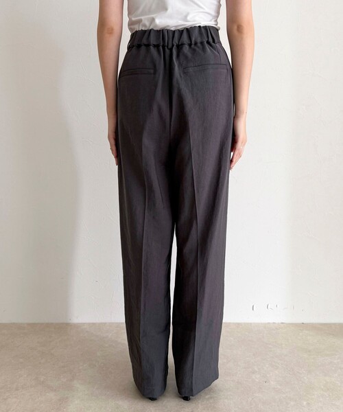 fredy emue（フレディエミュ）の「接触冷感イージースラックス（スラックス・レディース・ベージュ/チャコールグレー/ブラック・38/36）」の8枚目の写真