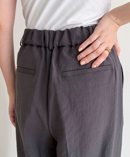 fredy emue（フレディエミュ）の「接触冷感イージースラックス（スラックス・レディース・ベージュ/チャコールグレー/ブラック・38/36）」の9枚目の写真