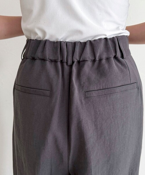 fredy emue（フレディエミュ）の「接触冷感イージースラックス（スラックス・レディース・ベージュ/チャコールグレー/ブラック・38/36）」の10枚目の写真