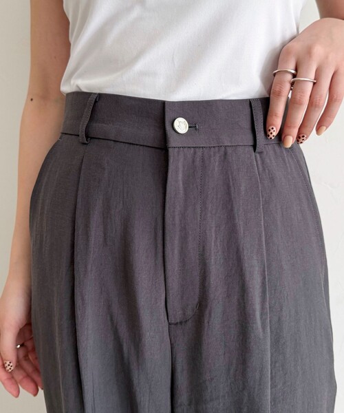 fredy emue（フレディエミュ）の「接触冷感イージースラックス（スラックス・レディース・ベージュ/チャコールグレー/ブラック・38/36）」の11枚目の写真