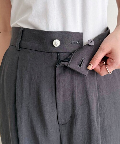 fredy emue（フレディエミュ）の「接触冷感イージースラックス（スラックス・レディース・ベージュ/チャコールグレー/ブラック・38/36）」の12枚目の写真