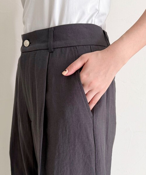 fredy emue（フレディエミュ）の「接触冷感イージースラックス（スラックス・レディース・ベージュ/チャコールグレー/ブラック・38/36）」の13枚目の写真