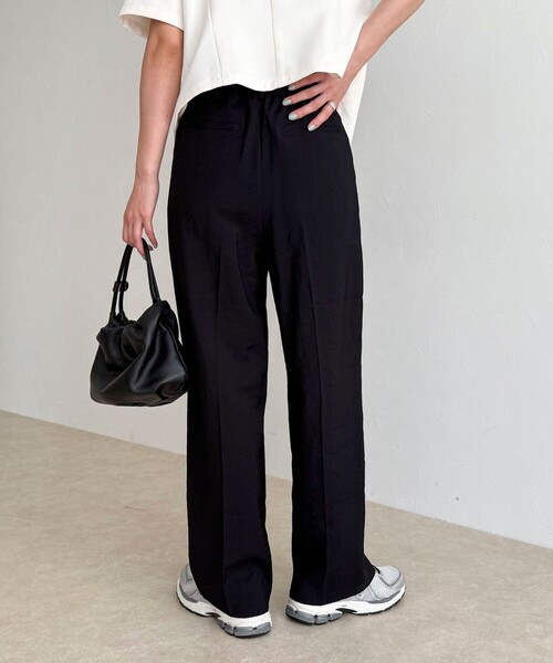 fredy emue（フレディエミュ）の「接触冷感イージースラックス（スラックス・レディース・ベージュ/チャコールグレー/ブラック・38/36）」の22枚目の写真