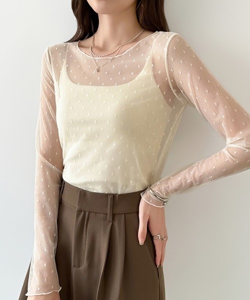 COCOMOMO（ココモモ）の「レイヤードで差がつく大人が着たいハート柄 ハート柄シアートップス クルーネック ハートドット シアー トップス 長袖 レイヤード シースルー インナー ハートシアートップス レイヤードトップス 冷房対策 UV対策 日焼け対策 春服 夏服 秋服（Tシャツ/カットソー・レディース・ブラック/アイボリー・FREE）」の5枚目の写真