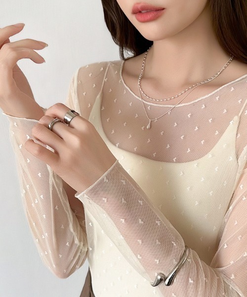 COCOMOMO（ココモモ）の「レイヤードで差がつく大人が着たいハート柄 ハート柄シアートップス クルーネック ハートドット シアー トップス 長袖 レイヤード シースルー インナー ハートシアートップス レイヤードトップス 冷房対策 UV対策 日焼け対策 春服 夏服 秋服（Tシャツ/カットソー・レディース・ブラック/アイボリー・FREE）」の3枚目の写真