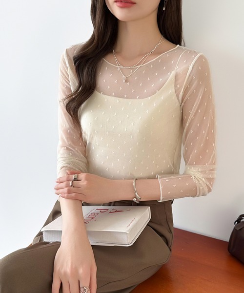 COCOMOMO（ココモモ）の「レイヤードで差がつく大人が着たいハート柄 ハート柄シアートップス クルーネック ハートドット シアー トップス 長袖 レイヤード シースルー インナー ハートシアートップス レイヤードトップス 冷房対策 UV対策 日焼け対策 春服 夏服 秋服（Tシャツ/カットソー・レディース・ブラック/アイボリー・FREE）」の12枚目の写真