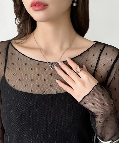 COCOMOMO（ココモモ）の「レイヤードで差がつく大人が着たいハート柄 ハート柄シアートップス クルーネック ハートドット シアー トップス 長袖 レイヤード シースルー インナー ハートシアートップス レイヤードトップス 冷房対策 UV対策 日焼け対策 春服 夏服 秋服（Tシャツ/カットソー・レディース・ブラック/アイボリー・FREE）」の8枚目の写真