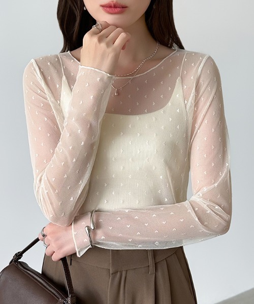 COCOMOMO（ココモモ）の「レイヤードで差がつく大人が着たいハート柄 ハート柄シアートップス クルーネック ハートドット シアー トップス 長袖 レイヤード シースルー インナー ハートシアートップス レイヤードトップス 冷房対策 UV対策 日焼け対策 春服 夏服 秋服（Tシャツ/カットソー・レディース・ブラック/アイボリー・FREE）」の4枚目の写真