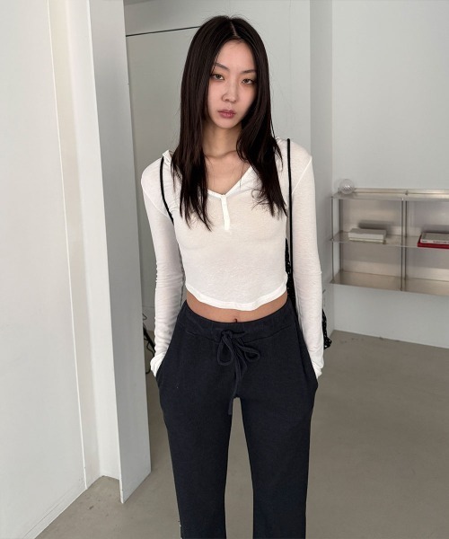 4INT.(フォイント)の「サイド スタッズ スリム ブーツカット バンディング トレーニング パンツ(その他パンツ・レディース・チャコール/ブラック・FREE)」の18枚目の写真