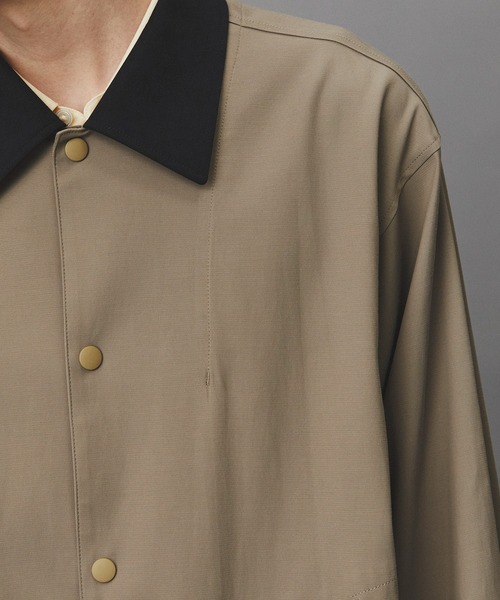 PUBLIC TOKYO（パブリックトウキョウ）の「ブラッシュドカラーオーバーコーチブルゾン /春服/切り替え/ストレッチ/伸縮性/アウター（ブルゾン・メンズ・ベージュ/ブラック・2/1）」の4枚目の写真