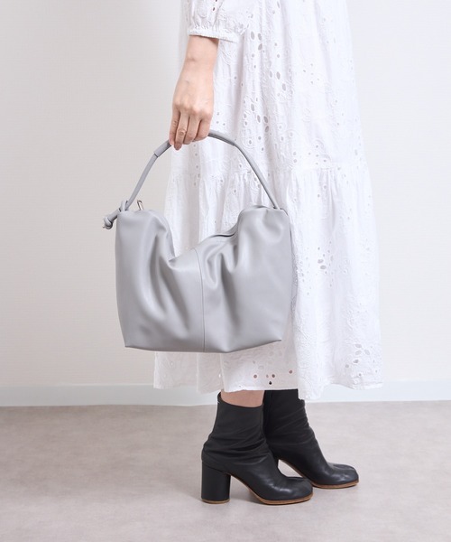 AT CREATION(アットクリエイション)の「EM : A5 合皮 軽量|アソウカショルダー 285g(トートバッグ・レディース・ベージュ/グレー/ブラック/カーキ・FREE)」の2枚目の写真