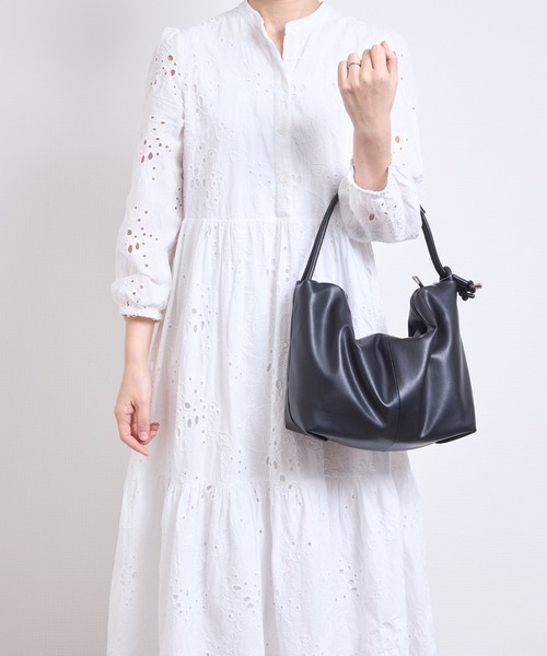 AT CREATION(アットクリエイション)の「EM : A5 合皮 軽量|アソウカショルダー 285g(トートバッグ・レディース・ベージュ/グレー/ブラック/カーキ・FREE)」の1枚目の写真