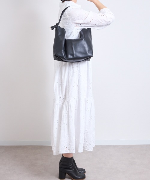 AT CREATION(アットクリエイション)の「EM : A5 合皮 軽量|アソウカショルダー 285g(トートバッグ・レディース・ベージュ/グレー/ブラック/カーキ・FREE)」の9枚目の写真