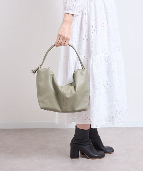 AT CREATION(アットクリエイション)の「EM : A5 合皮 軽量|アソウカショルダー 285g(トートバッグ・レディース・ベージュ/グレー/ブラック/カーキ・FREE)」の14枚目の写真