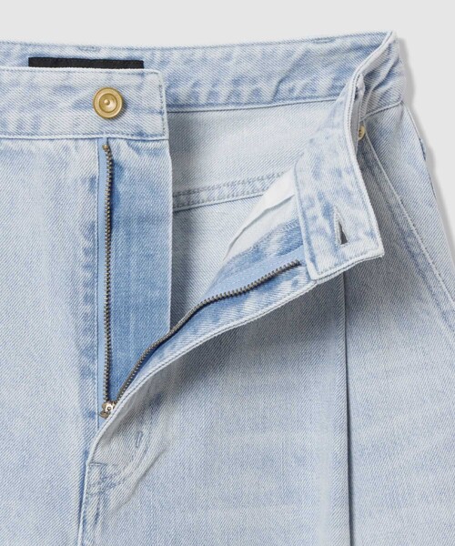 allureville(アルアバイル)の「ブリーチデニムワイドレッグパンツ(デニムパンツ・レディース・ライトブルー・2/1)」の4枚目の写真