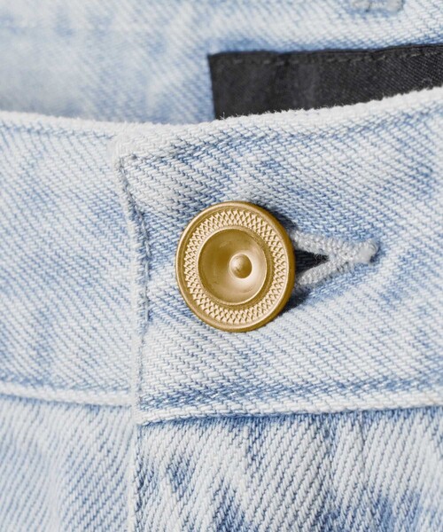 allureville(アルアバイル)の「ブリーチデニムワイドレッグパンツ(デニムパンツ・レディース・ライトブルー・2/1)」の3枚目の写真