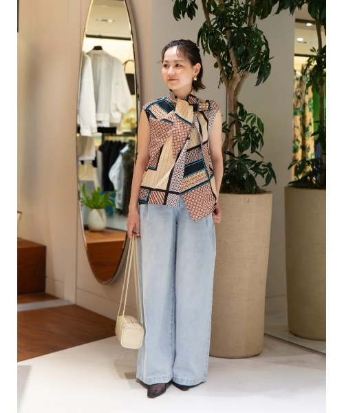 allureville（アルアバイル）の「ブリーチデニムワイドレッグパンツ（デニムパンツ・レディース・ライトブルー・2/1）」の15枚目の写真