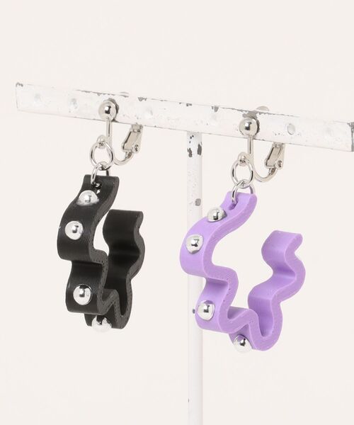 tone（トーン）の「Beauty bell/うねうねカラフルイヤリング(S)（イヤリング・レディース・パープル系その他2/レッド/グリーン/ピンク系その他2/イエロー系その他/ホワイト系その他2/オレンジ系その他2・FREE）」の4枚目の写真
