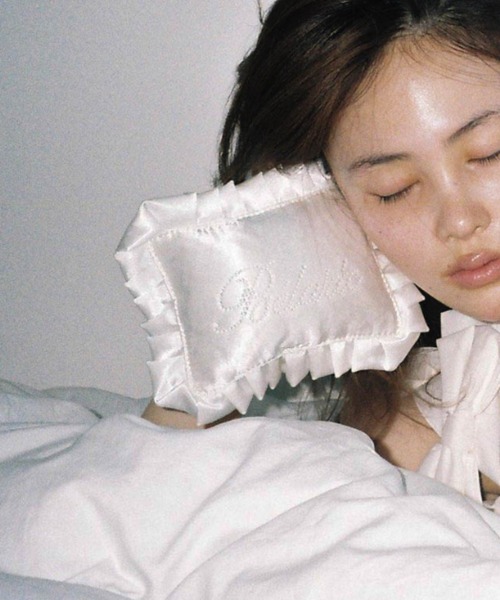 Carmelo(カーメロ)の「Pillow Mini Satin Bag / ピローミニチェーンバッグ(ショルダーバッグ・レディース・ピンク/ライトグレー/ホワイト・FREE)」の5枚目の写真