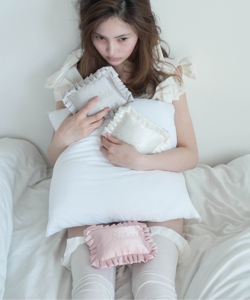 Carmelo(カーメロ)の「Pillow Mini Satin Bag / ピローミニチェーンバッグ(ショルダーバッグ・レディース・ピンク/ライトグレー/ホワイト・FREE)」の11枚目の写真