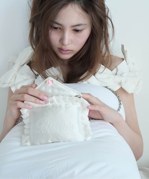 Carmelo(カーメロ)の「Pillow Mini Satin Bag / ピローミニチェーンバッグ(ショルダーバッグ・レディース・ピンク/ライトグレー/ホワイト・FREE)」の9枚目の写真