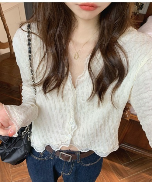 Lips(リップス)の「コンパクトなショート丈で華奢見え叶う♪大人フェミニンなニットカーディガン(カーディガン/ボレロ・レディース・ピンク/アイボリー・FREE)」の1枚目の写真