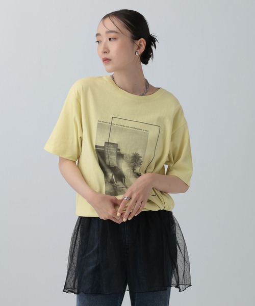 LEPSIM(レプシィム)の「アソートフォトプリントT 680390(Tシャツ/カットソー・レディース・オフホワイト/イエロー/ライトグレー/ブラック・FREE)」の4枚目の写真