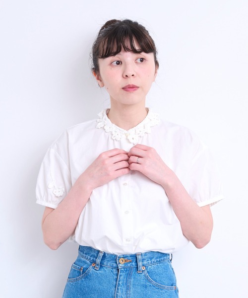 l'atelier du savon(アトリエドサボン)の「さき編みお花 衿のついたブラウス(シャツ/ブラウス・レディース・ブルー/ダークブラウン/ホワイト/グリーン・FREE)」の2枚目の写真