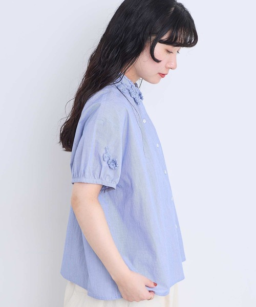 l'atelier du savon(アトリエドサボン)の「さき編みお花 衿のついたブラウス(シャツ/ブラウス・レディース・ブルー/ダークブラウン/ホワイト/グリーン・FREE)」の6枚目の写真