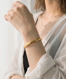 colleca la | [stainless]ステンレス・槌目クラップバングル〈金属アレルギー対応〉(バングル/リストバンド)