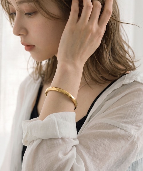 colleca la（コレカラ）の「[stainless]ステンレス・槌目クラップバングル〈金属アレルギー対応〉（バングル/リストバンド・レディース・シルバー/ゴールド・FREE）」の3枚目の写真