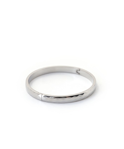 colleca la（コレカラ）の「[stainless]ステンレス・槌目クラップバングル〈金属アレルギー対応〉（バングル/リストバンド・レディース・シルバー/ゴールド・FREE）」の6枚目の写真