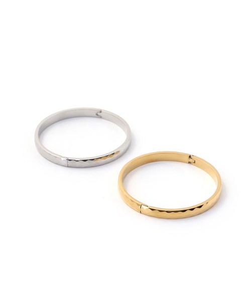 colleca la（コレカラ）の「[stainless]ステンレス・槌目クラップバングル〈金属アレルギー対応〉（バングル/リストバンド・レディース・シルバー/ゴールド・FREE）」の8枚目の写真
