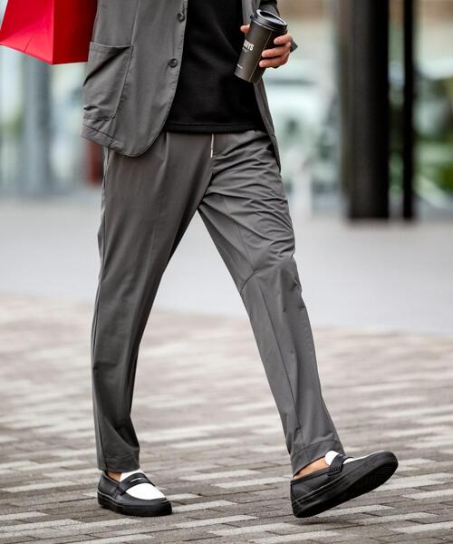 piuoro（ピウオッロ）の「PIUORO（ピウオロ） NYLON TRICOT TUCK JOGGER PANTS / ナイロントリコット タック ジョガーパンツ（その他パンツ・メンズ・グレー系その他3/ブラック/チャコールグレー・5/2/4/3）」の3枚目の写真
