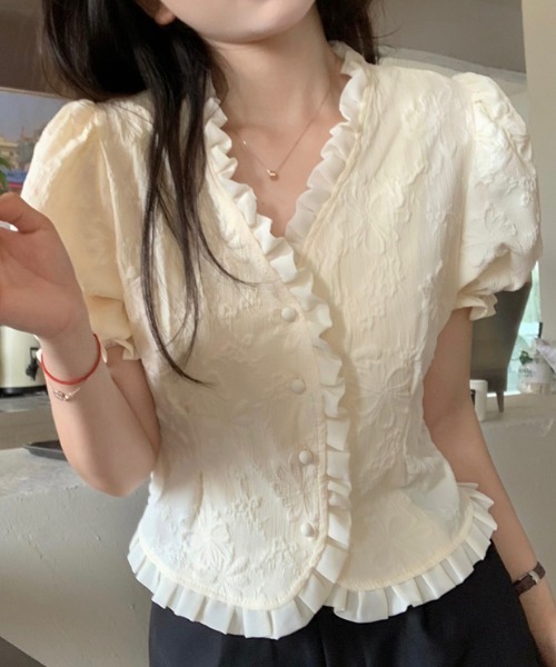 AMAJI（アマジ）の「Vネック ジャカード 半袖ブラウス（シャツ/ブラウス・レディース・ベージュ・MEDIUM/LARGE/X-LARGE）」の3枚目の写真
