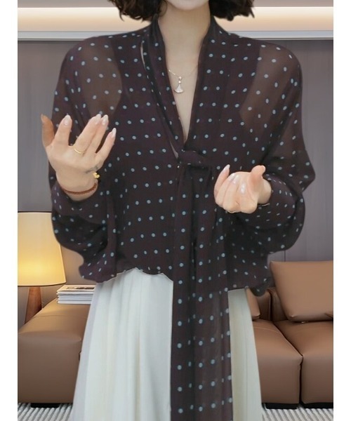 AMAJI(アマジ)の「ドット柄 Vネック ボウタイ シフォンブラウス(シャツ/ブラウス・レディース・ダークブラウン/ブラウン・LARGE/X-LARGE/XX-LARGE)」の1枚目の写真