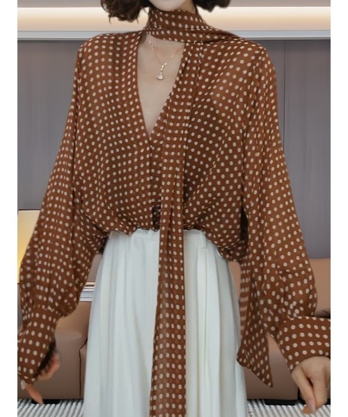 AMAJI(アマジ)の「ドット柄 Vネック ボウタイ シフォンブラウス(シャツ/ブラウス・レディース・ダークブラウン/ブラウン・LARGE/X-LARGE/XX-LARGE)」の2枚目の写真