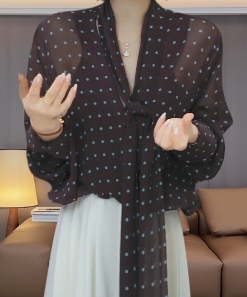 AMAJI(アマジ)の「ドット柄 Vネック ボウタイ シフォンブラウス(シャツ/ブラウス・レディース・ダークブラウン/ブラウン・LARGE/X-LARGE/XX-LARGE)」の3枚目の写真