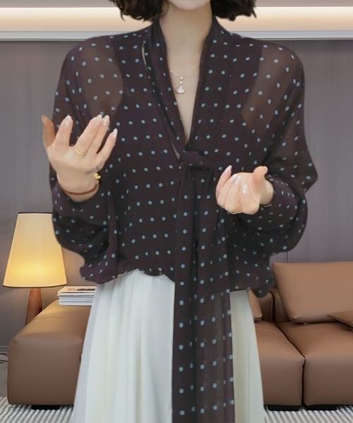 AMAJI(アマジ)の「ドット柄 Vネック ボウタイ シフォンブラウス(シャツ/ブラウス・レディース・ダークブラウン/ブラウン・LARGE/X-LARGE/XX-LARGE)」の4枚目の写真