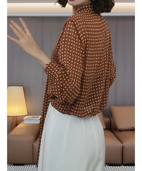 AMAJI(アマジ)の「ドット柄 Vネック ボウタイ シフォンブラウス(シャツ/ブラウス・レディース・ダークブラウン/ブラウン・LARGE/X-LARGE/XX-LARGE)」の5枚目の写真
