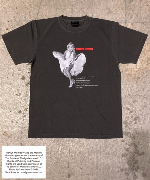 minius(ミニウス)の「【MARILYN MONROE/マリリン・モンロー】フォトTシャツ ピグメント染め ヴィンテージ ユニセックス サブウェイシーン ホワイトドレス 名場面(Tシャツ/カットソー・メンズ・ホワイト/ブラック・SMALL/MEDIUM/LARGE/X-LARGE)」の2枚目の写真