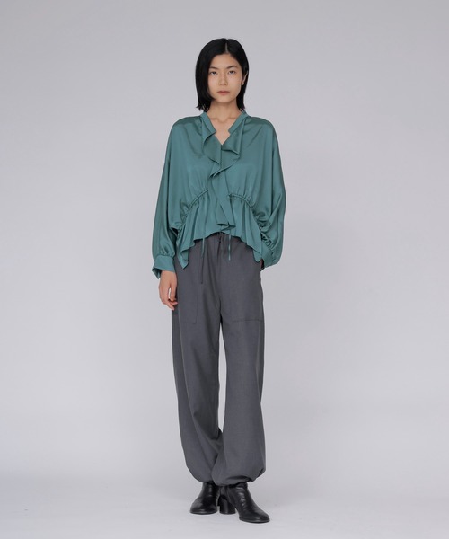 DRESSLAVE(ドレスレイブ)の「toromi sway V neeck pullover(トロミスウェイVネックプルオーバー)(シャツ/ブラウス・レディース・ホワイト/グリーン・38)」の3枚目の写真