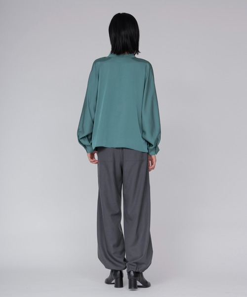 DRESSLAVE(ドレスレイブ)の「toromi sway V neeck pullover(トロミスウェイVネックプルオーバー)(シャツ/ブラウス・レディース・ホワイト/グリーン・38)」の5枚目の写真