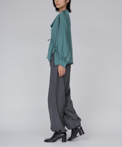 DRESSLAVE(ドレスレイブ)の「toromi sway V neeck pullover(トロミスウェイVネックプルオーバー)(シャツ/ブラウス・レディース・ホワイト/グリーン・38)」の4枚目の写真