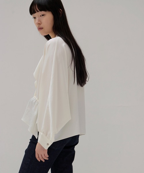 DRESSLAVE(ドレスレイブ)の「toromi sway V neeck pullover(トロミスウェイVネックプルオーバー)(シャツ/ブラウス・レディース・ホワイト/グリーン・38)」の19枚目の写真