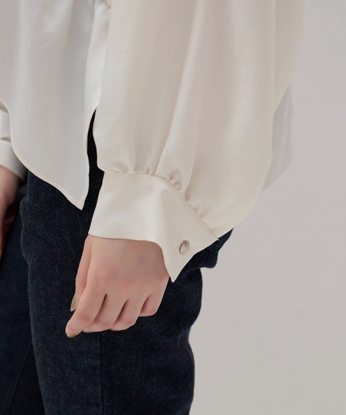 DRESSLAVE(ドレスレイブ)の「toromi sway V neeck pullover(トロミスウェイVネックプルオーバー)(シャツ/ブラウス・レディース・ホワイト/グリーン・38)」の18枚目の写真