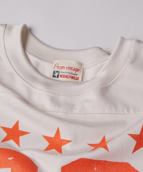 WHO'S WHO gallery(フーズフーギャラリー)の「【FromVintage】ナンバリングフットボールTEE(Tシャツ/カットソー・メンズ・オフホワイト/グリーン・FREE)」の3枚目の写真