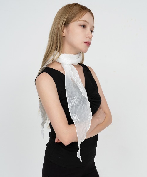 CEMONEMO(セモネモ)の「フラワー刺繍 レース シアー トライアングル マルチ スカーフ / バブーシュカ(ヘアバンド・レディース・アイボリー/ホワイト・FREE)」の1枚目の写真