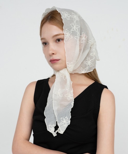 CEMONEMO(セモネモ)の「フラワー刺繍 レース シアー トライアングル マルチ スカーフ / バブーシュカ(ヘアバンド・レディース・アイボリー/ホワイト・FREE)」の2枚目の写真
